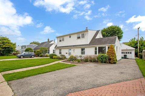 24 Hawk Ln, Levittown, NY 11756