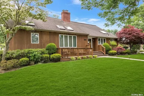 18 Dartmouth Pl, Merrick, NY 11566
