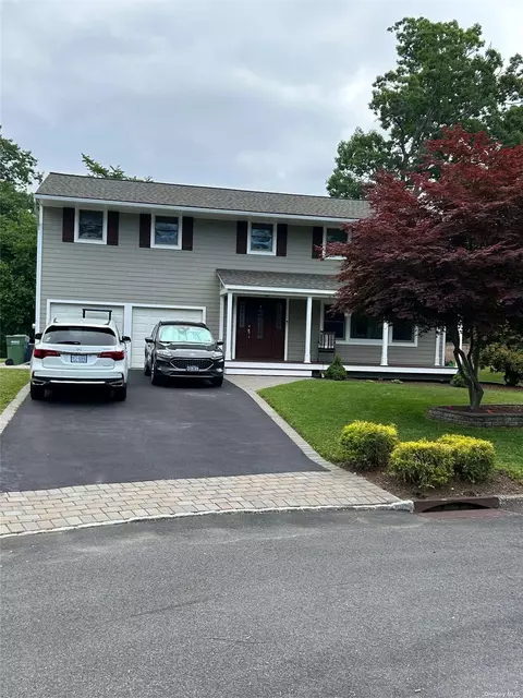 14 Longacre Ct, Port Jefferson, NY 11777