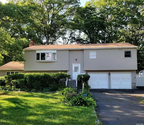 31 University Dr, Port Jefferson Station, NY 11776