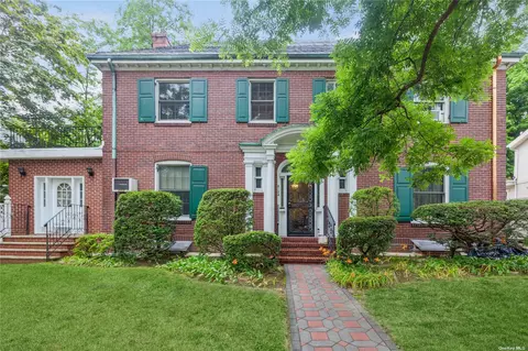 81-24 Austin St, Kew Gardens, NY 11415