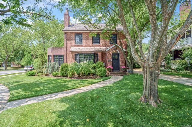 23 Pennsylvania Blvd, Bellerose Village, NY 11001
