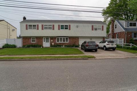 321 N Ontario Ave, Lindenhurst, NY 11757