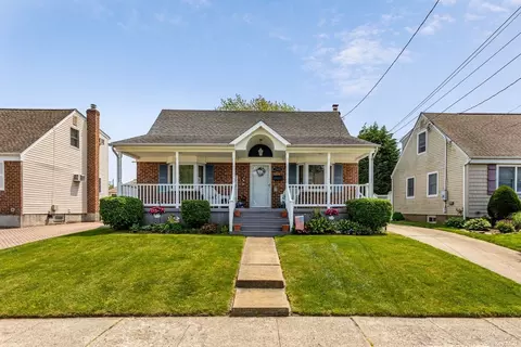 2349 Spruce St, Seaford, NY 11783