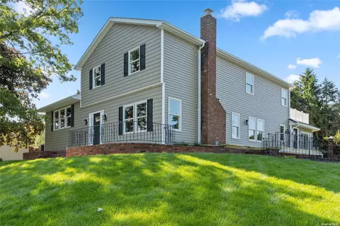 6 Parkwood Ln, Selden, NY 11784