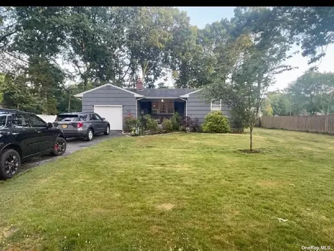 18 Community Rd, Coram, NY 11727