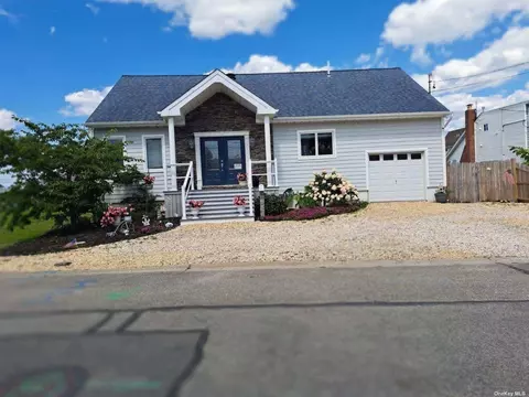 838 Atlantic St, Lindenhurst, NY 11757