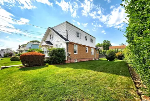 97 E Dean St, Freeport, NY 11520