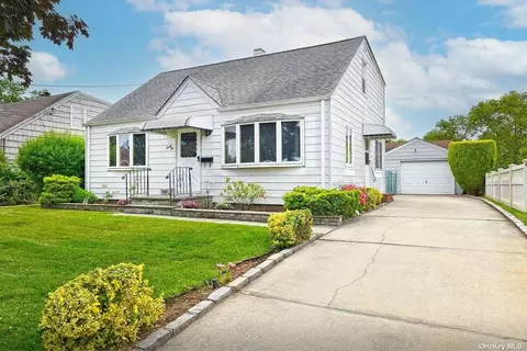 32 Talbot St, New Hyde Park, NY 11040