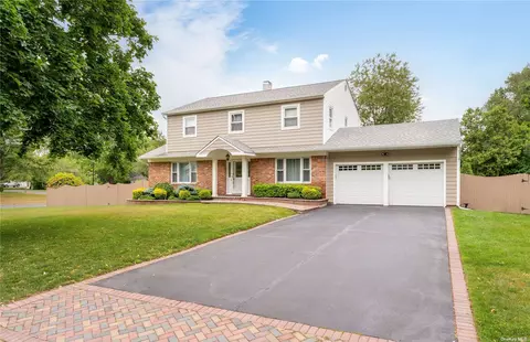 22 North St, Mount Sinai, NY 11766
