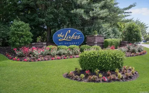 91 Erin Ln #91, East Setauket, NY 11733
