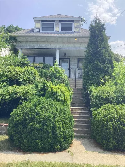 41-25 249th St, Little Neck, NY 11363