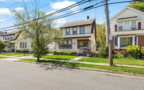 48 Charles St, Hicksville, NY 11801