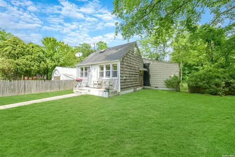 101 Jefferson Dr, Mastic Beach, NY 11951