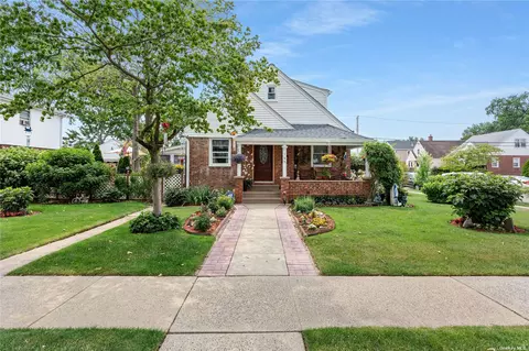 165 Wilton St, New Hyde Park, NY 11040