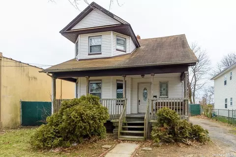 17 Henry St, Roosevelt, NY 11575