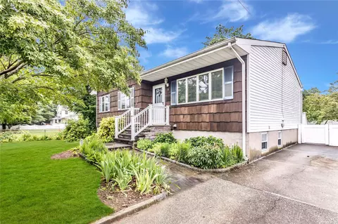 18 Jackson St, East Islip, NY 11730