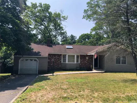 12 Star Rd, Rocky Point, NY 11778