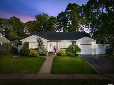 12 Chyam St, North Babylon, NY 11703