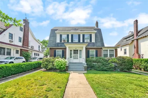105 82nd Rd, Kew Gardens, NY 11415