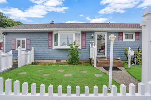 141 E Clearwater Rd, Lindenhurst, NY 11757