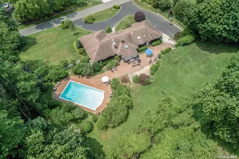 8 Cedar Ln, Sands Point, NY 11050