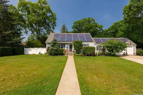 15 Marobi Ct, West Babylon, NY 11704