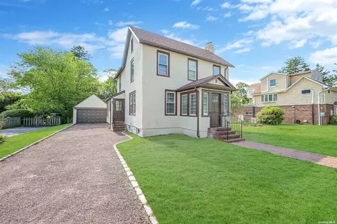 16 West St, West Islip, NY 11795