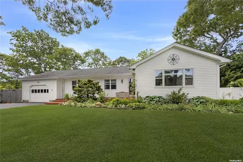 7 Circle Pl, Speonk, NY 11972