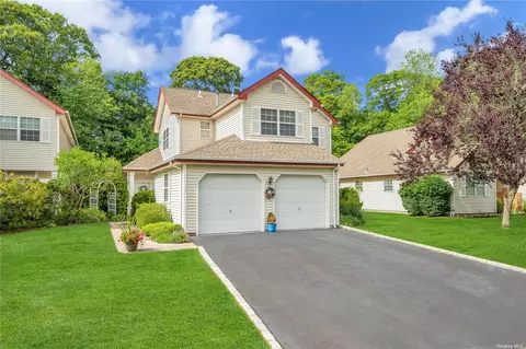 3 Turnberry Ct, Middle Island, NY 11953