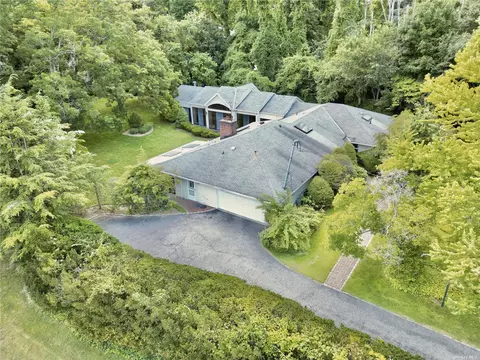 926 Middle Neck Rd, Great Neck, NY 11024