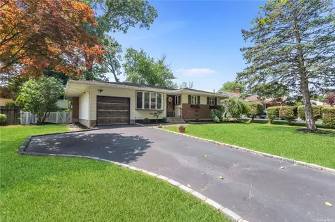 39 Tanglewood Dr, Smithtown, NY 11787
