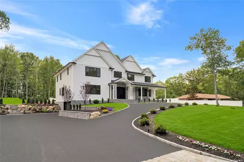 4 Pewter Pl, Dix Hills, NY 11746