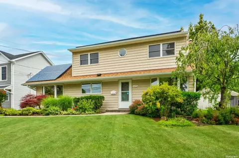 159 Smith St, Massapequa Park, NY 11762