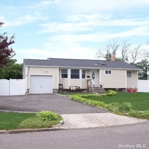 2812 Watch Hill Ave, Medford, NY 11763
