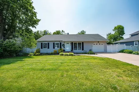 94 Cedar Ave, Islip, NY 11751
