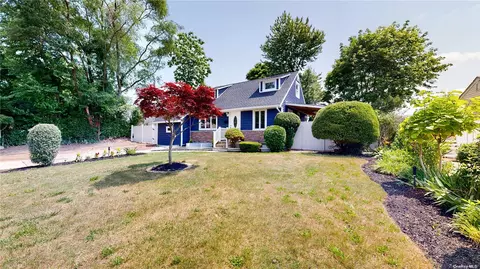 107 Westwood Dr, Brentwood, NY 11717