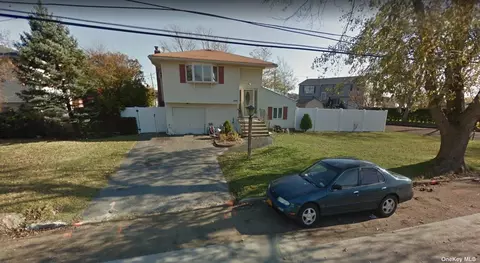 226 Verona Pkwy, Lindenhurst, NY 11757