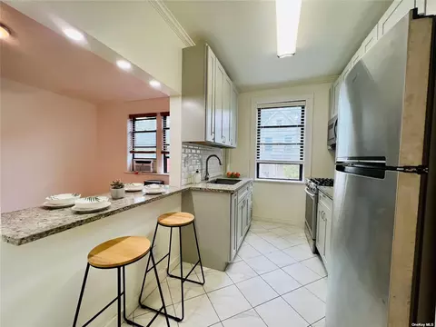 61-40 Saunders St #B12, Rego Park, NY 11374