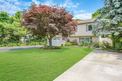 75 Bieselin Rd, Bellport, NY 11713