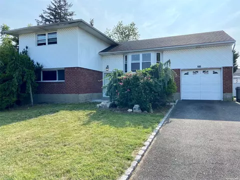 102 Burlington Ave, Deer Park, NY 11729