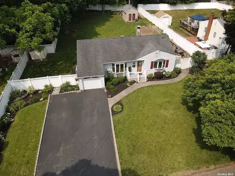 24 W 8th St, Ronkonkoma, NY 11779