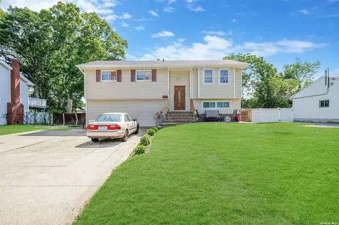 1707 Manatuck Blvd, Bay Shore, NY 11706