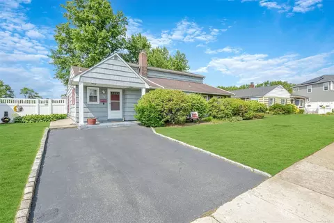 102 Syosset Cir, Syosset, NY 11791