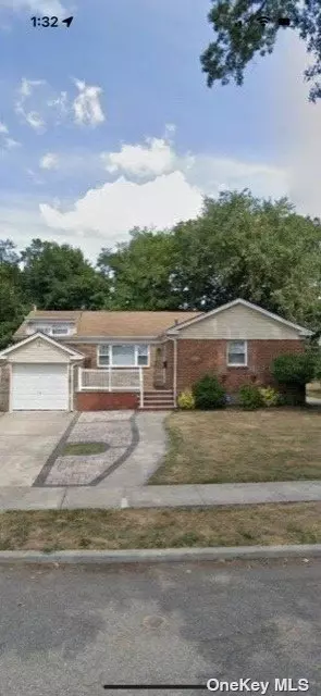 304 Arkansas Dr, Valley Stream, NY 11580