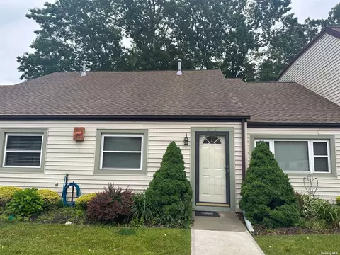 523 Lake Ct #523, Middle Island, NY 11953
