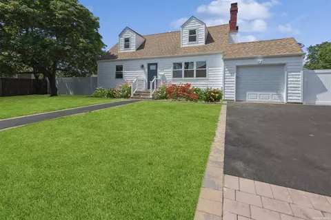101 Liberty Ave, Lindenhurst, NY 11757