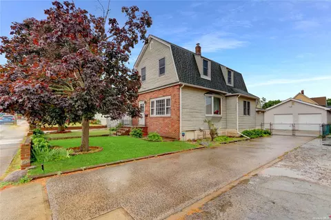 252 John St, Lawrence, NY 11559