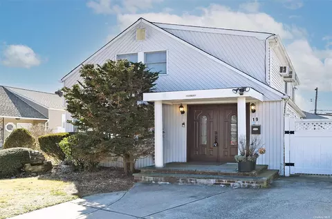 19 Seth Ln, Hicksville, NY 11801