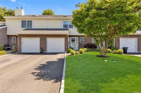 15 Sandy Hill Rd #15, Commack, NY 11725